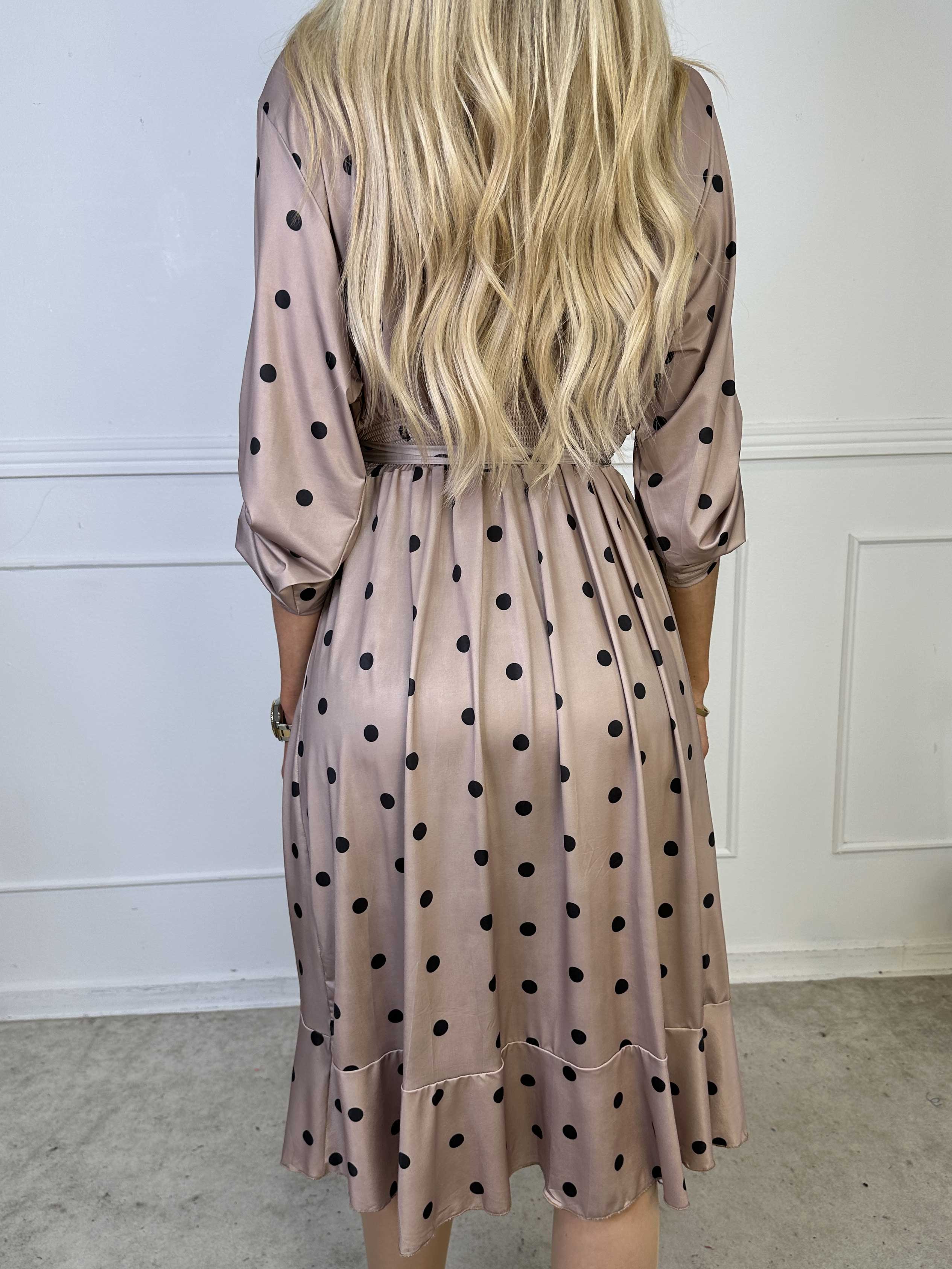 Savina Dot - Elastisk kjole i slå-om-look med prikker og flæsekant